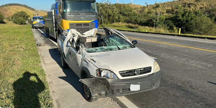 Homem fica ferido em colisão entre carro e caminhão na Rodovia Lúcio Meira