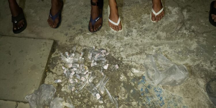 Trio é preso e menor apreendida por tráfico de drogas em Resende