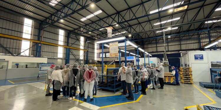Alunos da rede municipal de Pinheiral participam de visita técnica na empresa Cinbal
