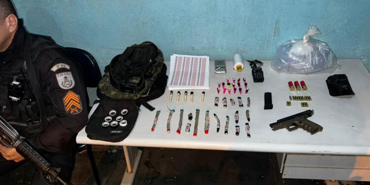 Dupla é presa com pistola, drogas e material para endolação em Volta Redonda
