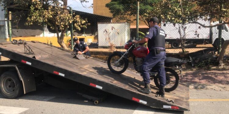 Homem que conduzia moto adulterada e sem placa é detido em Volta Redonda