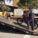 Homem que conduzia moto adulterada e sem placa é detido em Volta Redonda