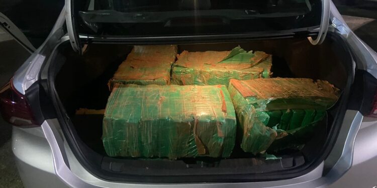 PRF apreende mais de 180 quilos de maconha após perseguição na Dutra
