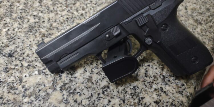 Homem é preso com simulacro de pistola no Aterrado, em Volta Redonda