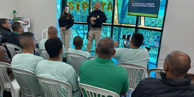 PRF realiza ação educativa de trânsito em empresa de transporte e logística de Barra Mansa