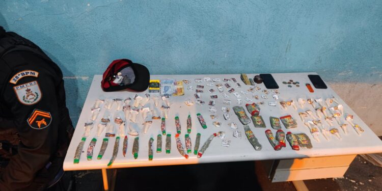 Polícia Militar detém dupla e apreende menor por tráfico de drogas em Volta Redonda