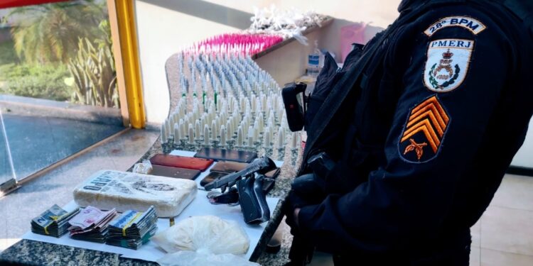 Dupla é presa com grande quantidade de drogas e pistola em Barra Mansa
