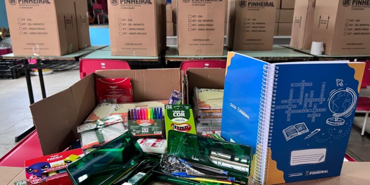 Pinheiral entrega kits escolares para mais de 4 mil alunos da rede municipal