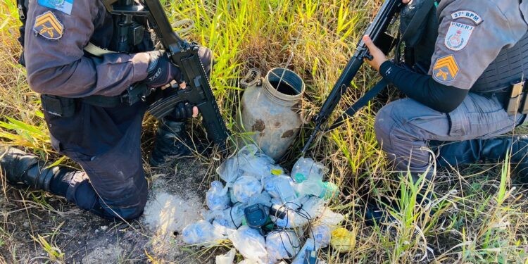 Polícia Militar apreende mais de mil pinos de cocaína em Resende