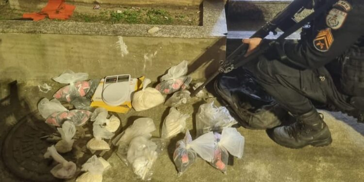 Dois homens são detidos por tráfico de drogas em Angra dos Reis