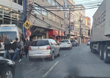 Van colide com carro de passeio no Centro de Barra Mansa