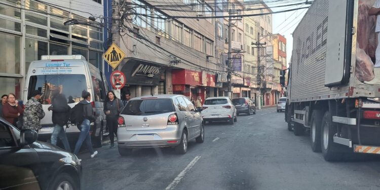 Van colide com carro de passeio no Centro de Barra Mansa