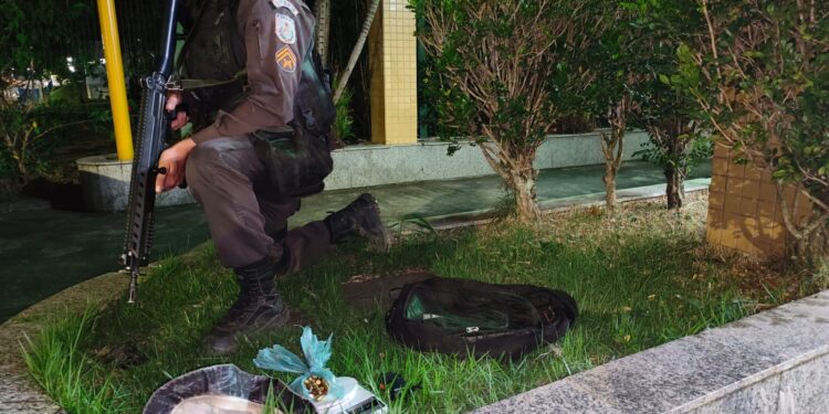 Homem é preso e menor apreendido com munição e material do tráfico em Itatiaia