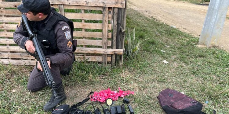Polícia apreende drogas e munições durante buscas por foragido da Justiça em Resende