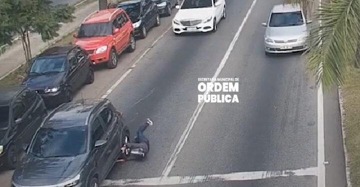 Câmera da prefeitura flagra acidente entre moto e carro em Volta Redonda