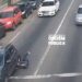 Câmera da prefeitura flagra acidente entre moto e carro em Volta Redonda