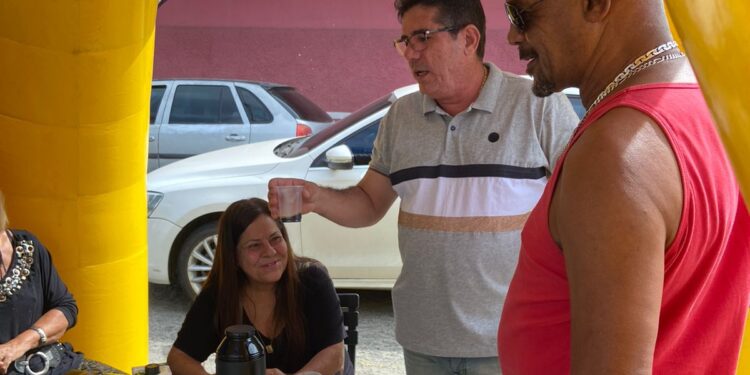 Vereador Sidney Dinho conversa com moradores do bairro Voldac, em Volta Redonda