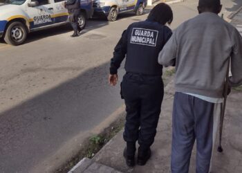 Idoso que teria sido trancado sozinho por dois dias em casa é resgatado em Volta Redonda