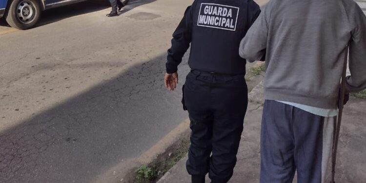 Idoso que teria sido trancado sozinho por dois dias em casa é resgatado em Volta Redonda