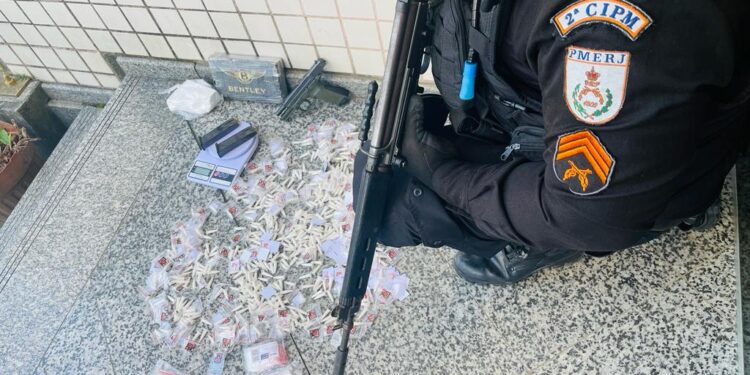 Polícia Militar apreende 1,5 kg de pasta base e mais de 600 pinos de cocaína em Paraty