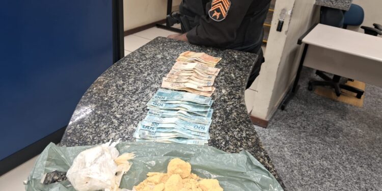 Homem é detido com pasta base de cocaína em Vassouras