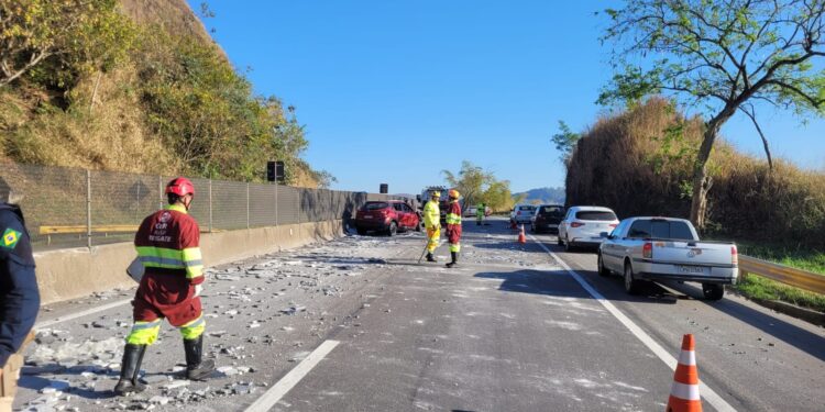 Carga de granito cai na pista e acerta veículo na Dutra, em Barra Mansa