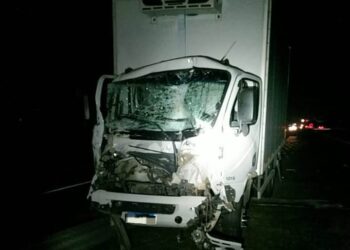 Dois caminhões colidem na Dutra, em Porto Real