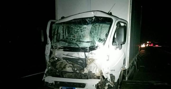 Dois caminhões colidem na Dutra, em Porto Real