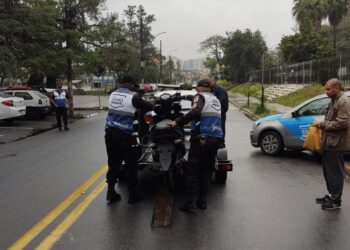 Moto sem placa é apreendida em Volta Redonda