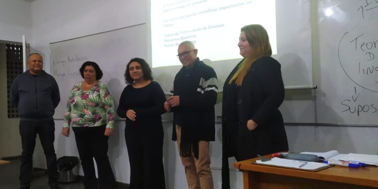Pais de ex-aluna do Pré-vestibular Cidadão aprovada na UFF visitam o MEP
