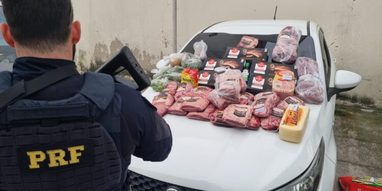 Dupla que furtou 48 kg de produtos em mercado de Volta Redonda é presa na Dutra