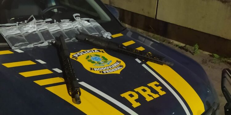 Homem que transportava peças e carregadores de fuzil é preso na Dutra, em Barra Mansa