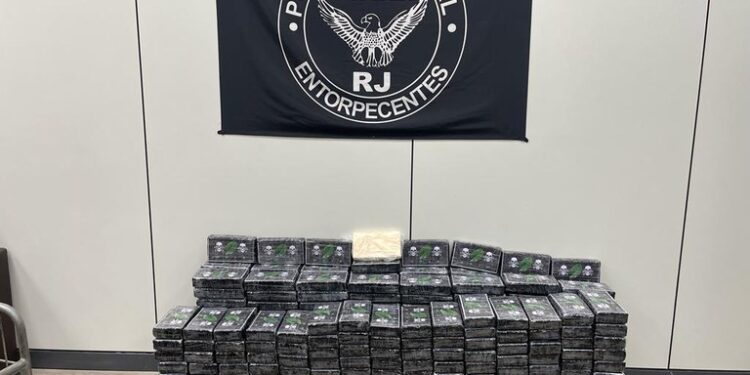 Agentes da Polícia Federal de VR apreendem 370 kg de cocaína pura em galpão