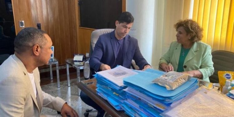 Mario Esteves e América Tereza solucionam problema de CEP em Barra do Piraí