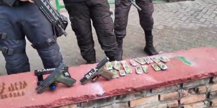 Polícia Militar faz apreensão de drogas e armas na Ilha das Cobras, em Paraty