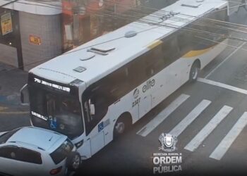 Câmera de segurança flagra acidente entre carro e ônibus em Volta Redonda
