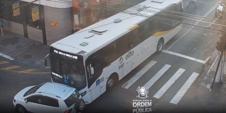 Câmera de segurança flagra acidente entre carro e ônibus em Volta Redonda