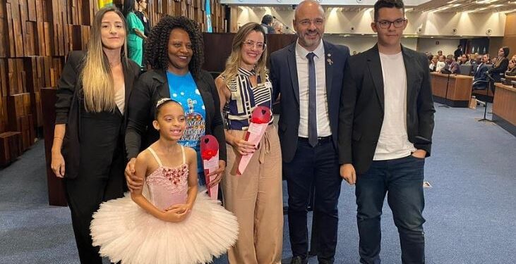 Representantes da comunidade autista de Barra Mansa participam do lançamento da frente parlamentar da Alerj em defesa dos autistas