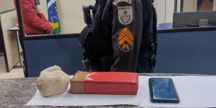 Homem é flagrado transportando drogas na Serra das Araras, na Dutra
