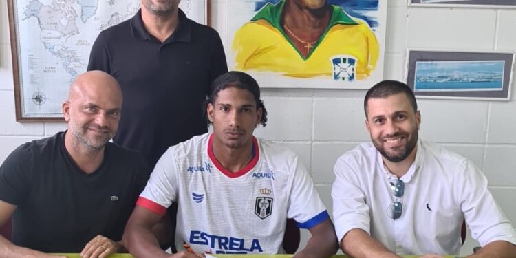 Resende assina contrato com prata da casa Paulo Gustavo