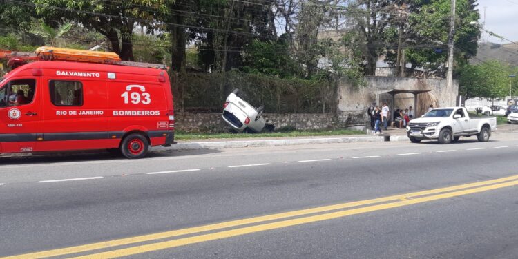 Três pessoas ficam feridas após carro colidir com caminhonete e capotar na Lúcio Meira, em BM