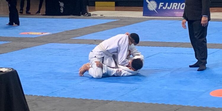 Atleta de Pinheiral conquista prata no campeonato carioca de Jiu Jitsu