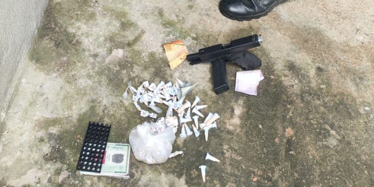 Homem é preso com arma e drogas no Novo Surubi, em Resende