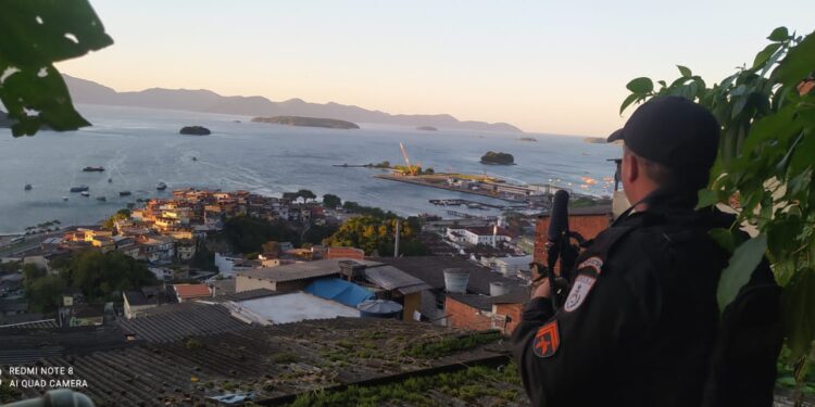 Polícias Civil e Militar realizam operação em Volta Redonda e Angra dos Reis