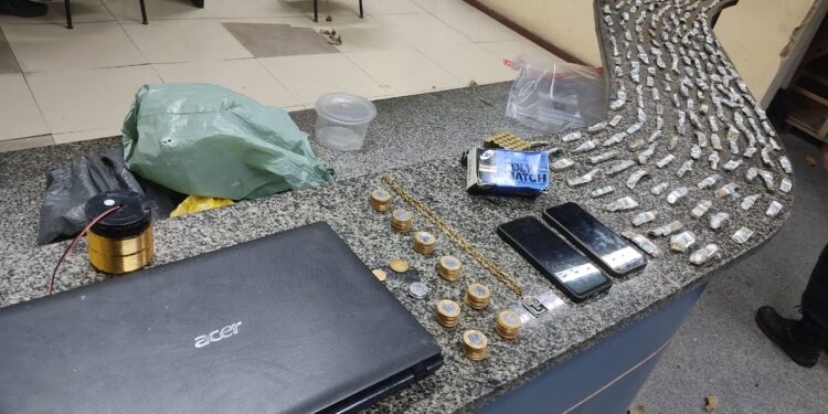 Dupla é presa com drogas e munições em Valença