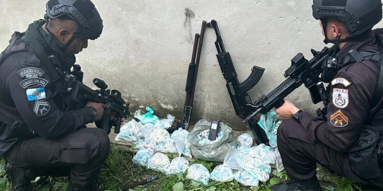 Polícia Militar apreende espingarda, réplica de fuzil e quase 4 mil pinos de cocaína em Angra dos Reis