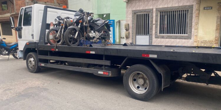 Polícia prende dois homens com mandados de prisão em aberto e apreende motos em Barra Mansa