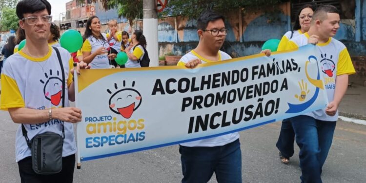 Projeto Amigos Especiais realiza desfile de moda em VR para celebrar o Setembro Verde