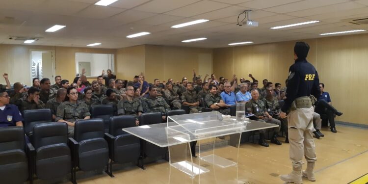 PRF realiza Ação Educativa de Trânsito para militares da Força Aérea