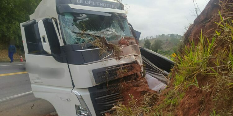 Carreta carregada com café atravessa a pista e colide em barrando na Lúcio Meira, em Barra do Piraí